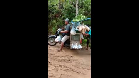 Kondisi Jalan Pasca Longsor Pacitan Tukang Sayur Sangat Kompak Saling