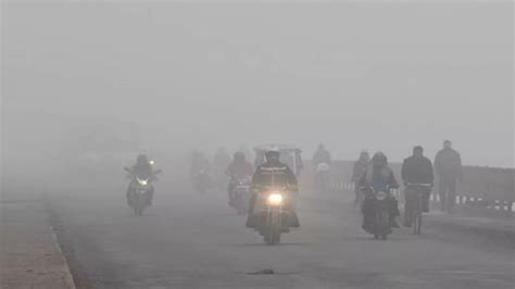 यूपी में ठंड का सितम जारी 41 जिलों में कोहरे और शीत दिवस का रेड अलर्ट Cold Wave Continues In