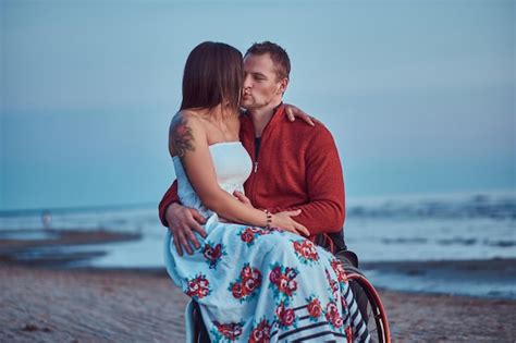 Um Casal Apaixonado Uma Mulher Senta Se No Colo Do Marido Beijando Se