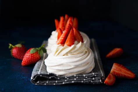 Pastel De Anna Pavlova Con Crema Y Fresas Frescas Sobre Un Fondo Oscuro