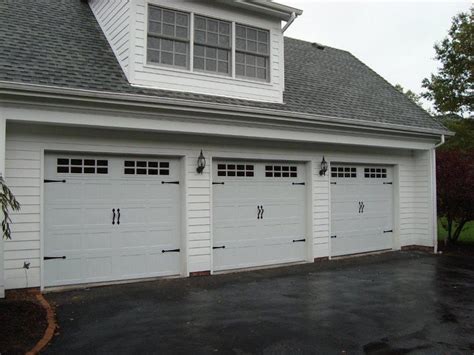 Carriage House Stamped Clásico Garaje Nueva York De Tgs Garages And Doors Houzz