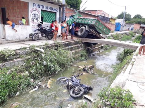 Caminhão Perde Controle Em Ladeira E Invade Casa No Tarumã Em Manaus