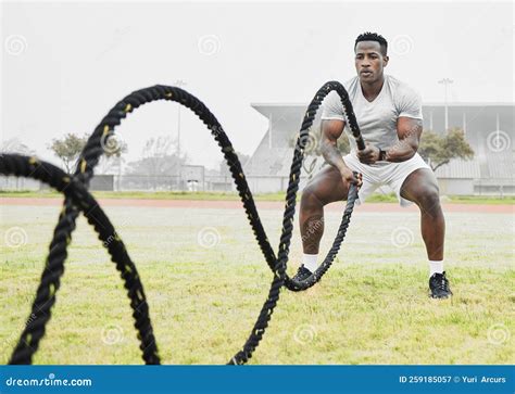 Pronto Para A Batalha Foto Completa De Um Jovem Atleta Masculino