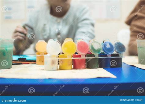 Lezione Di Disegno I Bambini Imparano A Disegnare Con Il Gouache