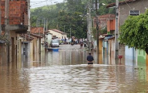 Em Minas Gerais Cidades Ficam Alagadas E Seis Morrem Ap S Tempestades