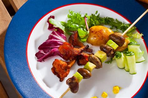 Corazones De Pollo En Brochetas Con Patatas Fritas Al Aguacate Foto De