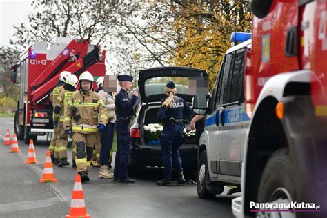 Wypadek pod Kutnem zderzyły się dwa samochody Służby ratunkowe na