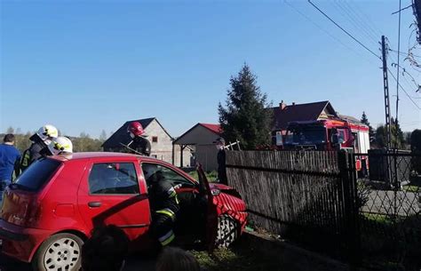 Kobieta straciła przytomność w aucie Wjechała w płot