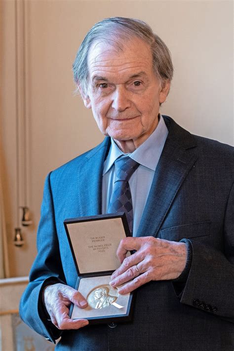 Bild zu 90 Geburtstag von Physik Nobelpreisträger Roger Penrose