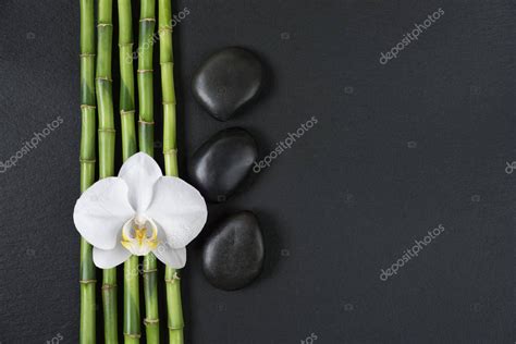 Concepto De Spa Con Piedras De Masaje De Basalto Negro Flor De Orqu