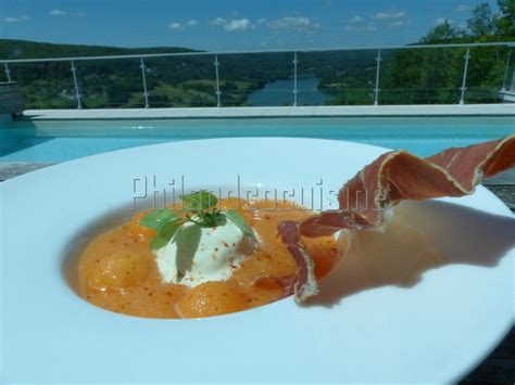 Soupe de melon glace mozzarella basilic et chips ondulée de jambon cru