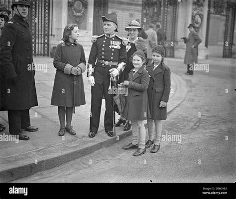 Oficial naval con la familia después de recibir OBE en la investidura