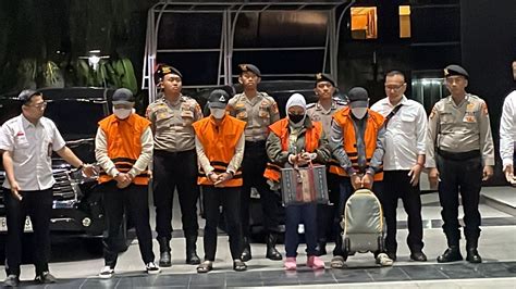 Empat Orang Yang Terjaring OTT Kompak Jalan Berbaris Di Depan Lobi