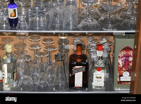 Alkohol Bar Schrank Gl Ser Und Getr Nke Flaschen Stockfotografie Alamy