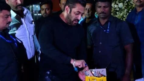 Salman Khan celebrates 58th birthday with family, close friends; WATCH ...