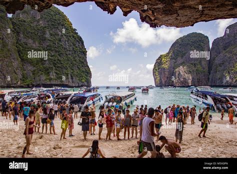 Maya Bay Beach Ko Phi Phi Le Island Thailand Are Overcrowded With