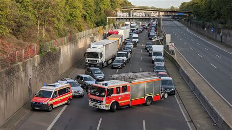 A46 in Düsseldorf Fehlalarm im Tunnel Auto fährt gegen Sperrschranke