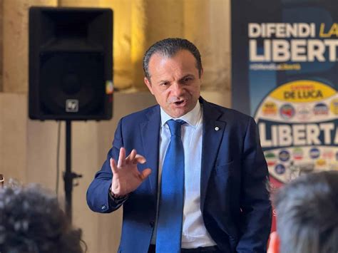 Taormina Cateno De Luca Perde Pezzi Il Giorno Prima Delle Europee Lo