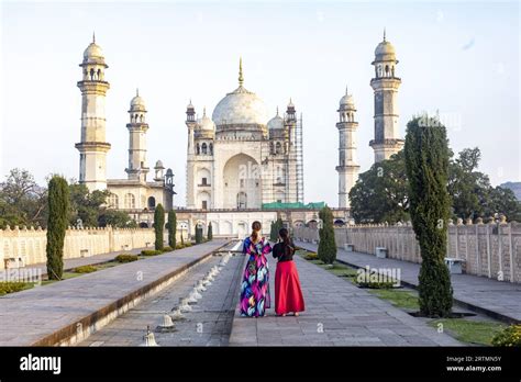 Tourists At Bibi Ka Maqbara In Aurangabad India Stock Photo Alamy