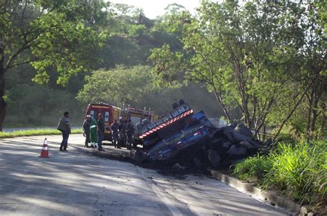 Caminhão de carvão tomba na MG 424 e mata motorista de Itamarandiba