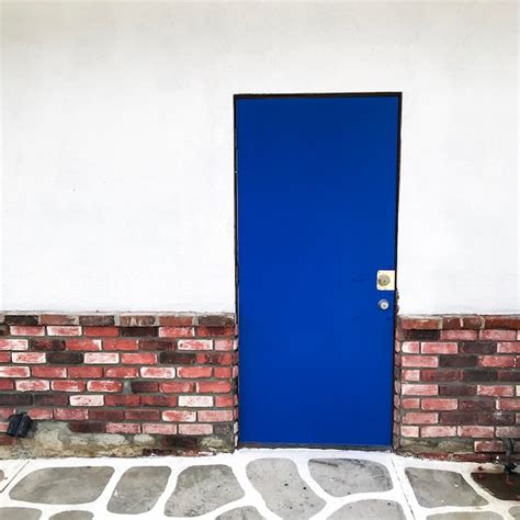 Premium Photo Building With A Blue Door