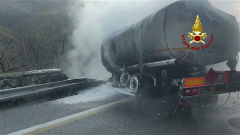 Autocisterna Benzina In Fiamme Sulla Flaminia Tra Spoleto E Terni YouTube