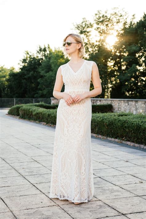 Brautkleid Nude schmales Spitzenkleid mit atemberaubender Tüllrücken