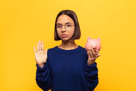 Joven Mujer Latina Que Parece Seria Severa Disgustada Y Enojada Mostrando La Palma Abierta