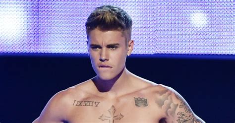 Justin Bieber faz striptease e fica só de cueca no Fashion Rocks