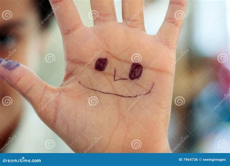 De Hand Van Het Kind Met Smileygezicht Stock Foto Image Of