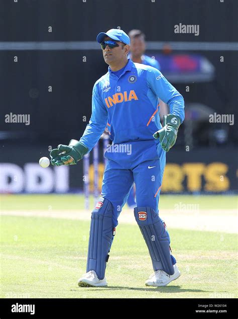 Ms dhoni hi-res stock photography and images - Alamy