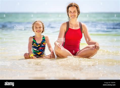 Belle Fillette En Bikini La Plage Banque De Photographies Et Dimages