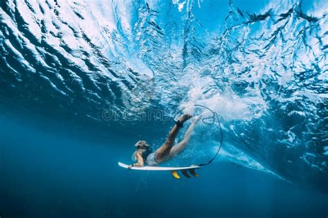 Zambullida Atractiva De La Mujer De La Persona Que Practica Surf Bajo