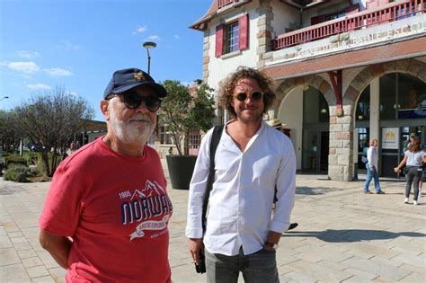 Kev Adams Et G Rard Jugnot En Tournage Devant La Gare De La Baule