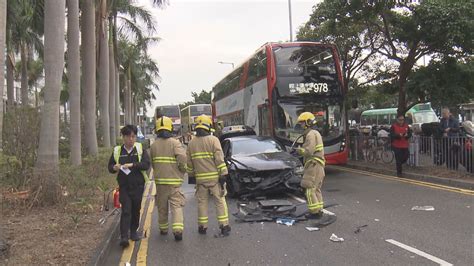 中環私家車撞兩架巴士後司機及四乘客逃去 Now 新聞