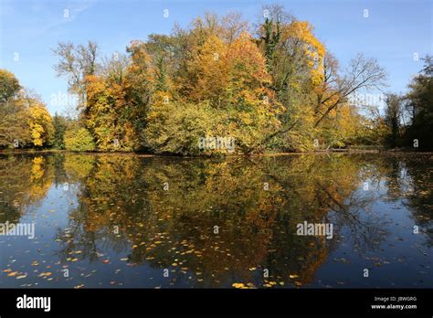 Bunte Bäume Im Herbst Mit Laub Und Einem See Stock Photo Alamy