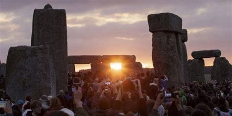 Más de 20 mil personas se reunieron en Stonehenge para presenciar el