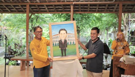 Perpisahan Rektor Ugm Tulisan Di Pigura Kenang Kenangan Bikin Panut