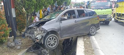 Kecelakaan Di Bawen Semarang Minibus Alami Rem Blong Tabrak Dua