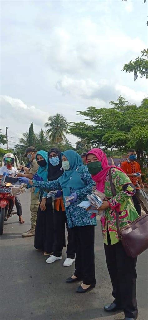 Peduli Covid Tp Pkk Lampung Utara Bagikan Masker Dan Paket