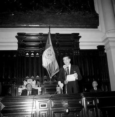 Adolfo López Mateos pronunciando discurso durante sesión en su honor