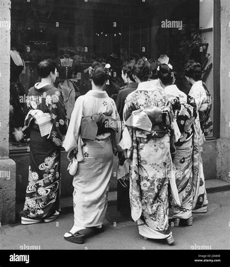 Japanese Geishas Hi Res Stock Photography And Images Alamy