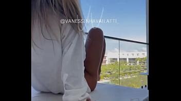 Vanessa presumiendo en el balcón sin ropa XVIDEOS