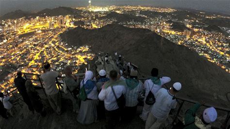 Muslim pilgrims climb the Jabal al Nour to visit Hira Cave Anadolu Ajansı