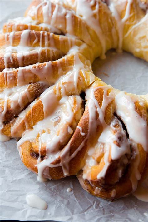 How To Make A Cinnamon Roll Christmas Wreath Red Star® Yeast Cinnamon Raisin Cinnamon Buns