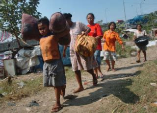 Penghuni Kolong Jalan Tol DATATEMPO