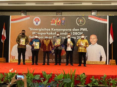 Wali Kota Gorontalo Terima Penghargaan Inisiator Olahraga Read Id