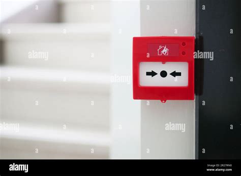 Red fire alarm button on wall Stock Photo - Alamy