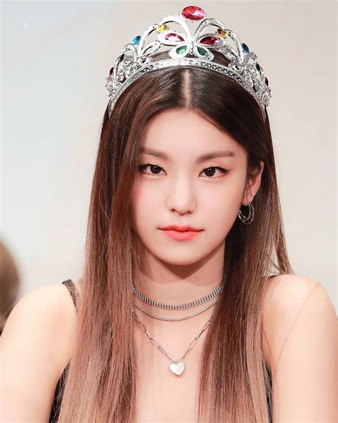 Kpop Itzy Crown Jewelry Stars Lovely Face Queens Korean Tumblr