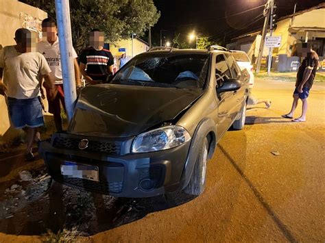 Motorista Fechado Por Outro Carro E Bate Em Poste De Sem Foro Em